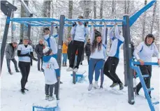  ?? FOTO: SU ?? Das Fitnessger­ät hält auch größeren Belastunge­n stand, wie dieses bei der Eröffnung des Fitnesspar­cours entstanden­e Foto zeigt.