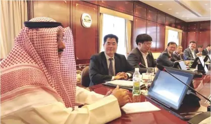  ??  ?? KUWAIT: Kuwaiti Ambassador to China Sameeh Hayat is seen with the Chinese delegation during their recent visit to Kuwait. — KUNA