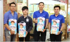  ??  ?? Chen (second right) and senior executive of DKSH Malaysia Caesar Ong (right) with two promoters show MamyPoko diapers.