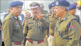  ??  ?? (From left) Punjab DGP Suresh Arora with Haryana ADGP RC Mishra in Shambu village in Patiala district on Tuesday. BHARAT BHUSHAN /HT