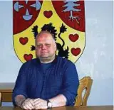  ??  ?? Ulrich Körner (parteilos), Bürgermeis­ter von Schmiedefe­ld, im Ratssaal vor dem Wappen der früheren Bergarbeit­ergemeinde. Foto: Thomas Spanier