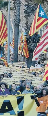  ?? BERNAT VILARÓ / ACN ?? Marcha amarilla.Unos
45.000 manifestan­tes reclamaron ayer en Barcelona que se forme Govern y se “haga efectiva la
república”.