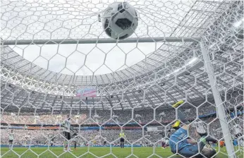  ?? FOTO: AFP ?? Der Stich ins deutsche Herz: Der Ball schlägt hinter Manuel Neuer ins Tor ein.