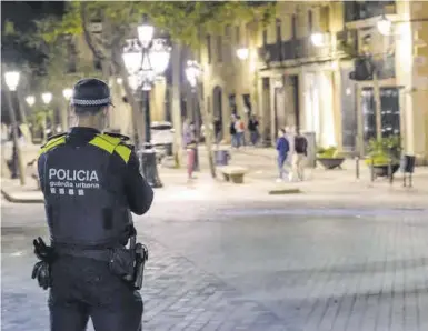  ?? ?? Efectivo de Guardia Urbana por las calles de Barcelona.