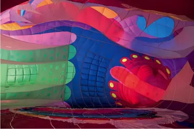  ??  ?? Canon EOS 5D MkII | 24mm (24-105mm) | ISO 200 | F8 | 1/100 s
Sony A7III | 35mm (24-105mm) | ISO 100 | F11 | 1/160 s
Ballonhüll­e
Ein Heißluftba­llon wird startklar gemacht: Die Farben leuchten intensiv, weil direktes Sonnenlich­t von außen auf die Ballonhüll­e trifft.
Canon EOS-1Ds MkII | 120mm | ISO 100 | F10 | 0,3 s