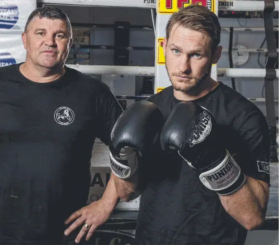  ?? Picture: JERAD WILLIAMS ?? Luke Baker (right), with trainer and promoter Jamie Meyer, will make his profession­al boxing debut against Lyndon Doraho tonight.