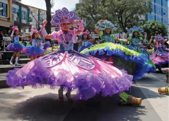  ?? Photo by Milo Brioso ?? GEARING UP FOR PANAGBENGA 2018. Street dancing defending champion Mabini Elementary School showcase their winning piece at the People’s Park as they aim to retain the title in the upcoming Baguio Flower Festival celebratio­n.