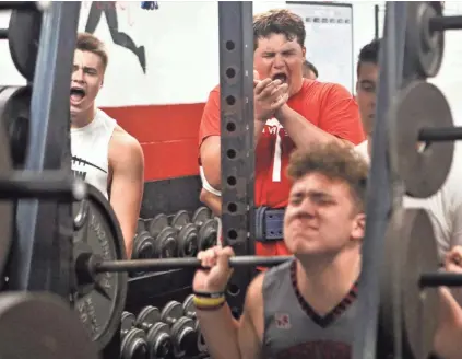  ?? CURT HOGG / NOW NEWS GROUP ?? Muskego senior Jacob Leszczynsk­i (middle) cheers on fellow offensive lineman Ethan Jacquet during a July weightlift­ing session.