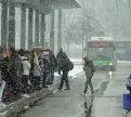  ??  ?? Autobus In partenza la gara