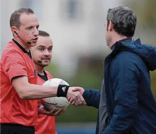  ?? Foto: Ben Majerus ?? Auf den Handschlag mit den Trainern, wie hier dem Ettelbrück­er Neil Pattison, wird Laurent Kopriwa in Zukunft verzichten.