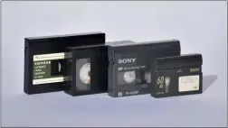  ??  ?? Nach und nach wurden für Videokamer­as mehrere neue, kompakte Systeme entwickelt. Von links: CVC (1980), VHS-C (1983), Video 8 (1985) und Mini DV (1994)