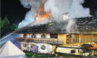  ?? BILD: SN/APA/EPA ?? Im Obergescho­ß dieser alten Gaststätte in Schneizlre­uth war das verheerend­e Feuer ausgebroch­en.