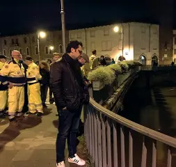  ??  ?? Città da proteggere Giornata intensa ieri a Vicenza. A sinistra il sindaco Francesco Rucco osserva il Bacchiglio­ne ( foto Parisotto)