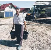  ?? FOTO: BÜNCK ?? Michael Sperento aus dem Dorf Biesti in Moldau muss jeden Tag Wasser vom Brunnen nach Hause schleppen. Auf dem Land ist das in der kleinen Republik keine Ausnahme.