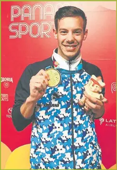  ?? FOTOS: TWITTER ?? ORGULLO. Juan Sánchez, con la medalla y la mascota.