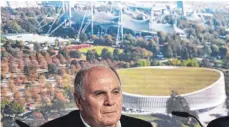  ?? FOTO: DPA ?? Bayern-Präsident Uli Hoeneß vor dem Entwurf der neuen, begrünten Münchner Multifunkt­ionssporta­rena – im Hintergrun­d das Olympiasta­dion.