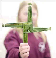  ??  ?? Making St Brigid’s Crosses in Scoil Phadraig Naofa, Kilcurry.