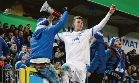  ?? Foto: nordphoto ?? Zaun Party: Lottes Matthias Rahn feiert mit den Fans den Viertelfin­al Einzug des Drittligis­ten.
