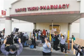  ?? Chris Preovolos / Hearst Newspapers ?? Protesters at the Walgreens where Sean Monterrosa was shot by police.