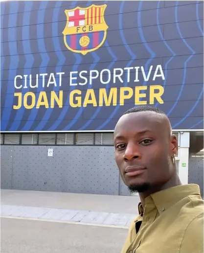  ?? BILD: PRIVAT ?? Joe Sise utanför FC Barcelonas träningsan­läggning Ciutat Esportiva Joan Gamper – döpt efter den schweizisk­e klubbpresi­denten som i början av 1900-talet gjorde klubben till den storklubb man är i dag.