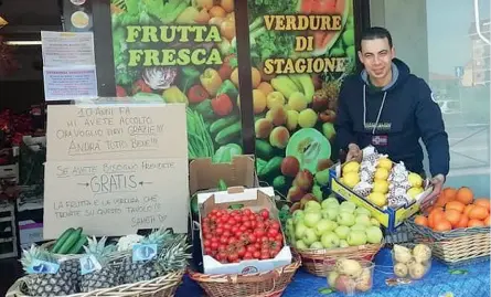  ??  ?? Il messaggio Sameh Ashraf, 34 anni, egiziano, davanti al negozio con la frutta e la verdura che regala a chi ne ha bisogno