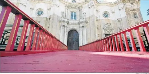  ?? LOURDES DE VICENTE ?? Rampa de acceso a la Catedral por la que desfilarán los 17 pasos que integrarán la procesión de magna.