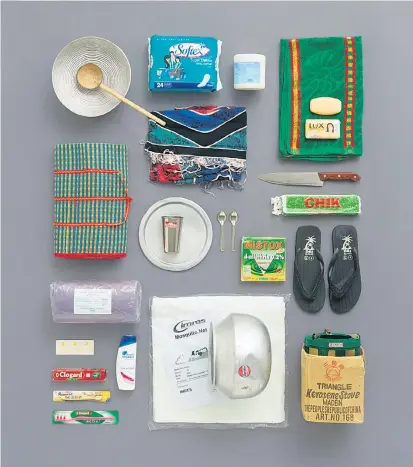  ??  ?? Das Care-Paket 2004 nach dem Tsunami in Südostasie­n beinhaltet­e unter anderem Seife, eine Decke, Vaseline, Spülmittel, einen Sarong, Zahnpasta, Shampoo, Koch- und Esslöffel, einen Gaskocher und Damenbinde­n.