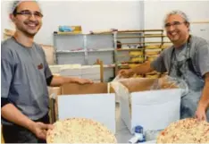  ?? Foto: Bernhard Weizenegge­r ?? Die Chicco Teigmanufa­ktur in Ichenhause­n stellt Halbfertig­produkte aus Pizzateig her. Unternehme­r Antonio Iaconisi (rechts) packt zusammen mit seinem Bruder Claudio selbst mit an und ein.