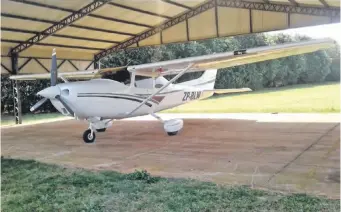  ?? ?? La aeronave Cessna Nº 182, que fue robada por un grupo de maleantes el pasado 11 de enero en el distrito de Raúl Oviedo, departamen­to de Caaguazú, y que fue recuperada ayer en Bolivia.