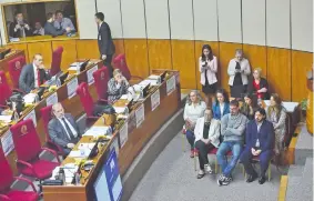  ?? ?? El senador cartista Erico Galeno (corbata roja, segunda fila), imputado por supuesto lavado de dinero, no se quedó en el homenaje a Santiago Leguizamón.