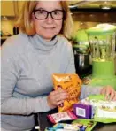  ??  ?? Christine Henriksen, førsteaman­uensis ved Avdeling for ernaerings­vitenskap ved Universite­tet i
Oslo, løfter frem to av babysnacks­posene som favoritter fordi de inneholder en del fiber.