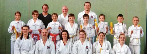  ?? Foto: Dojo Ehekirchen ?? Glückliche Teilnehmer: Beim Dojo Ehekirchen wurden neue Gürtelgrad­e vergeben.