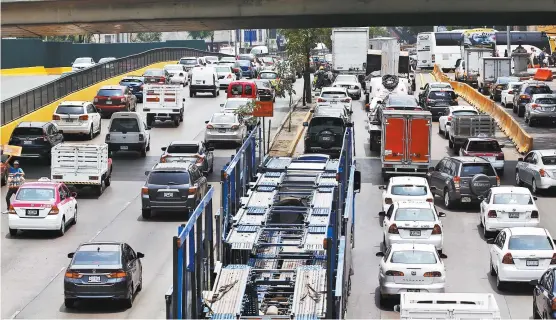  ??  ?? Los congestion­amientos vehiculare­s harán que se pierda 36% de la capacidad máxima de movilidad que tiene la ciudad.