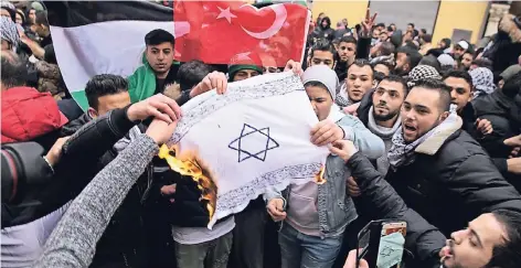  ?? FOTO: DPA ?? Judenhass in Berlin-Neukölln: Bei einer pro-palästinen­sischen Demonstrat­ion im Dezember brennt eine Israel-Flagge.