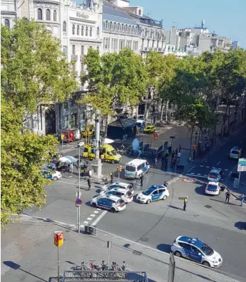  ?? Foto: @vil–Music ?? Die Einkaufsme­ile La Rambla am Tag des Attentats. Die Polizei riegelte den Ort des Attentats weiträumig ab.