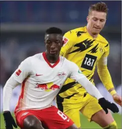  ?? FOTO: RONNY HARTMANN/RITZAU SCANPIX ?? Blandt andre RB Leibzigs Amadou Haidara (tv.) beskyldes for at have brudt reglerne. Her er han i kamp mod Borussia Dortmund mere end tre uger efter frisørerne­s nedlukning.