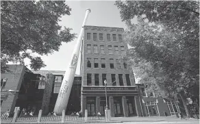  ?? SAM UPSHAW JR./ USA TODAY NETWORK ?? The Louisville Slugger Museum & Factory’s giant bat has become an downtown attraction all by itself.