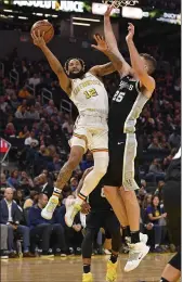  ?? JOSE CARLOS FAJARDO — BAY AREA NEWS GROUP ?? Golden State Warriors’ Ky Bowman (12) goes up against San Antonio Spurs’ Quinndary Weatherspo­on (15) in a game at Chase Center on Nov. 1, 2019.