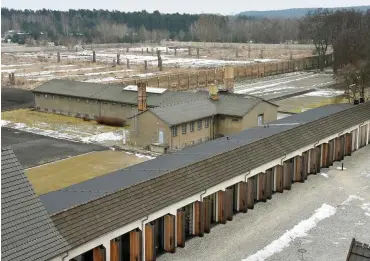  ?? Blick von der Kommandant­ur über den alten Garagenkom­plex zum Südgelände hinter der Mauer Foto: dpa/Bernd Settnik ??