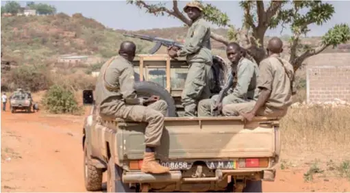  ??  ?? Forces maliennes dans un pick-up. La solution aux opérations vient en bonne partie des FAMA. (© EUTM Mali)