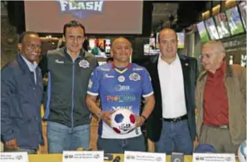  ?? |ISRAEL SALAZAR ?? Humberto Suazo fue presentado este martes con el Flash de Monterrey y sólo jugará un partido.