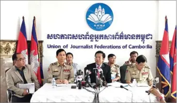  ?? FRESH NEWS ?? Union of Journalist Federation­s of Cambodia Director Huy Vannak (centre) speaks to the press last year. Vannak agreed with journalist­s cited in a report, who said low salaries led them to accept ‘bribes’.