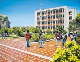  ?? ARCHIVO JOSEFINA VILLARREAL ?? Estudiante­s recorren el campus de la Universida­d del Atlántico.