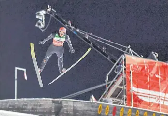  ?? FOTO: OLIVER LERCH/IMAGO IMAGES ?? Springer kommt: Mitfavorit Geiger, vor Jahresfris­t Sieger des Tourneeauf­takts in Oberstdorf.