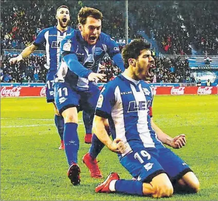  ?? FOTO: ALAVÉS ?? Explosión de júbilo Manu García se lanza al suelo para celebrar junto a sus compañeros el gol de la victoria alavesista
