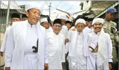  ?? CHUSNUL CAHYADI/JAWA POS ?? AHLI GRESIK: KH Muchtar Djamil (dua dari kanan) bersama Moh. Qosim, Ketua DPRD Abdul Hamid, dan Bupati Sambari Halim Radianto.