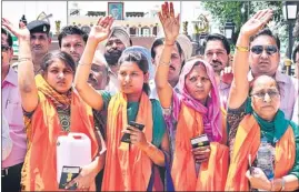  ?? MUNISH BYALA/ HT ?? Indian prisoner Sarabjit Singh’s family members (from right) sister Dalbir Kaur, wife Sukhpreet Kaur, daughters Poonam and Swapandeep wave as they cross over to Pakistan at the Attari border in Amritsar on Sunday.