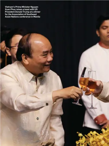  ??  ?? Vietnam’s Prime Minister Nguyen Xuan Phuc raises a toast with US President Donald Trump at a dinner for the Associatio­n of Southeast Asian Nations conference in Manila