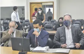  ??  ?? El expresiden­te del Indert Justo Cárdenas en la sala donde se lleva a cabo el juicio oral, en compañía de sus abogados.