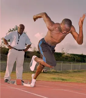  ??  ?? Coppia d’oro È il 2010: Usain Bolt, allora 23enne, prova una partenza sotto gli occhi di coach Glen Mills